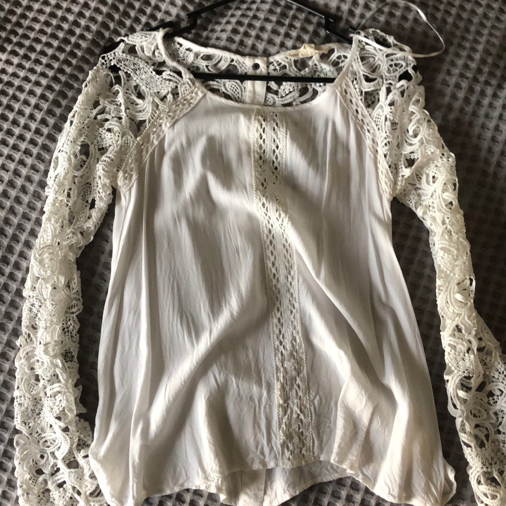 White lace sleeved top - size S